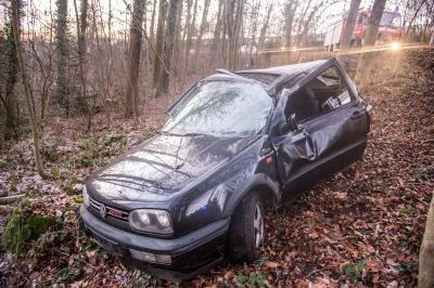 Rudersberg: Pkw kommt bei Glatteis in rutschen und schleudert in den Wald